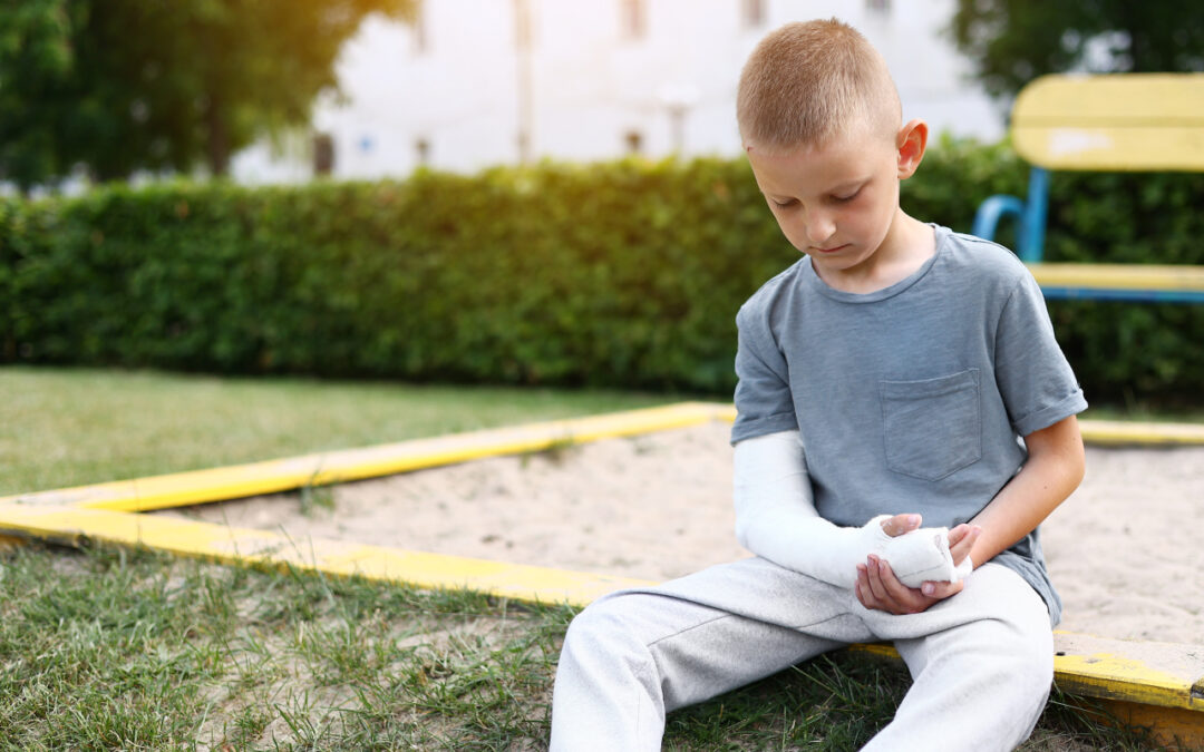 Dziecko skręciło nadgarstek na placu zabaw – jak udzielić pierwszej pomocy?