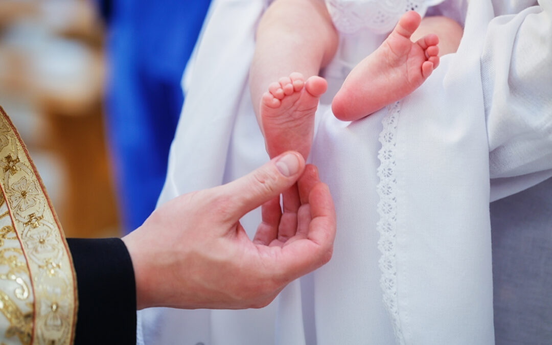 Symbolika białej szaty – co oznacza ten kluczowy moment sakramentu?