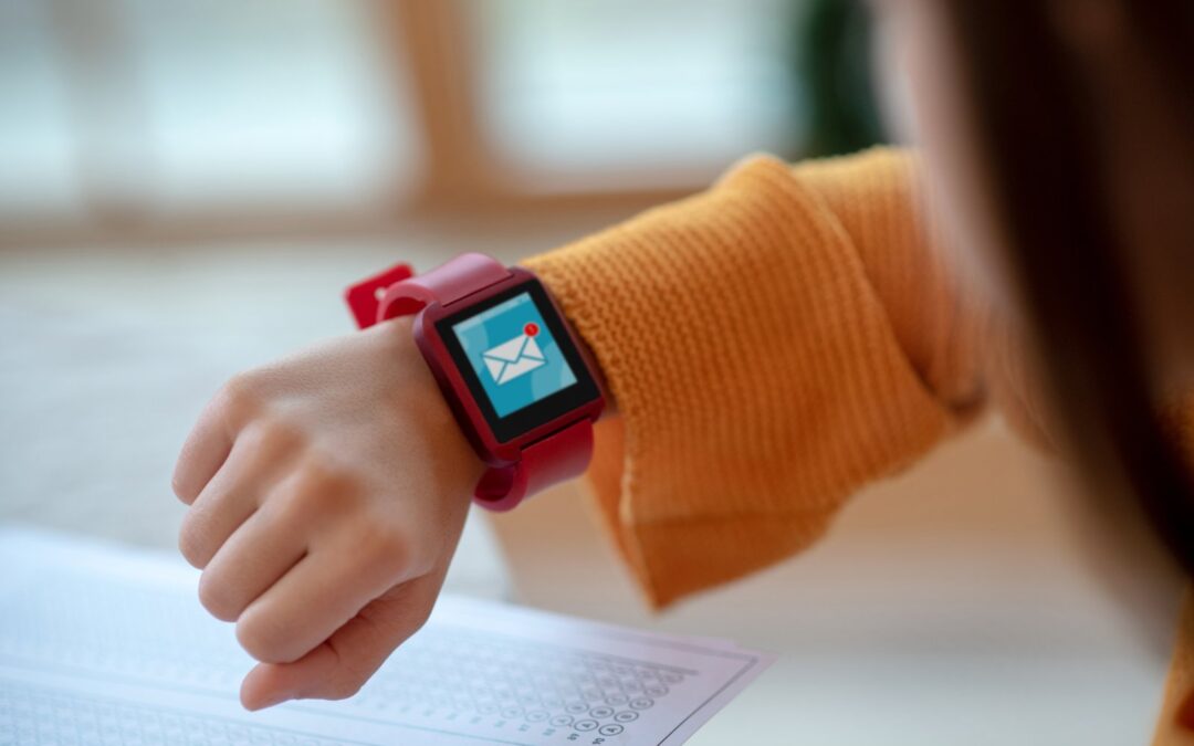 Smartwatch na pierwsze samodzielne wyjścia dziecka – jak przygotować urządzenie i rodzinne zasady?